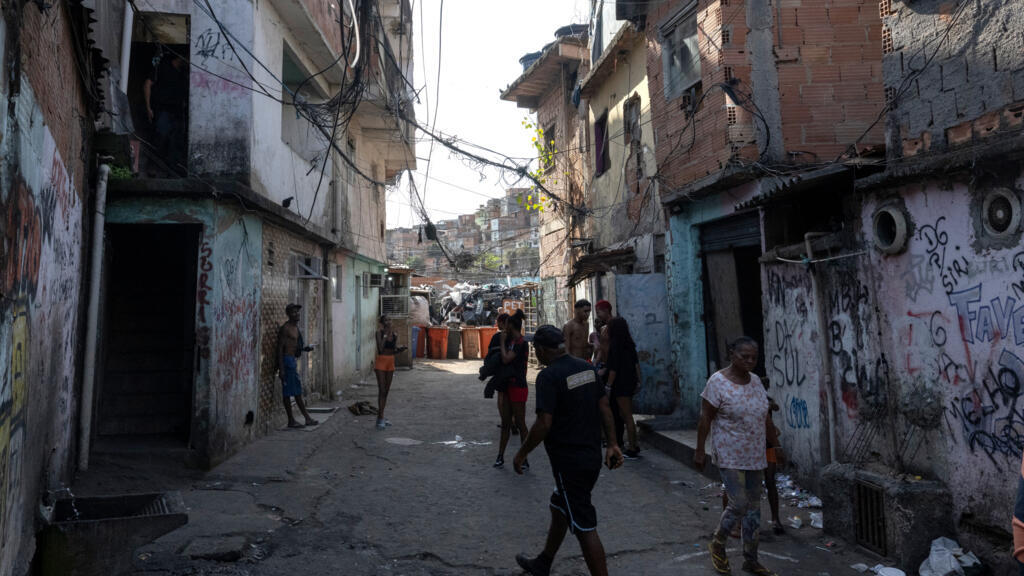 Au Brésil, l'influence du crime organisé sur l'élection présidentielle dans les favelas de Rio