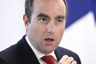 Actualité : Lecornu incommodé : son numéro de téléphone fuite à cause du Slip Français