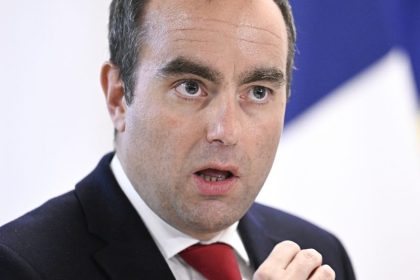 Actualité : Lecornu incommodé : son numéro de téléphone fuite à cause du Slip Français