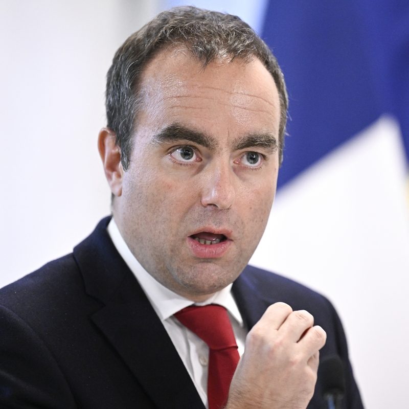 Actualité : Lecornu incommodé : son numéro de téléphone fuite à cause du Slip Français
