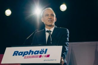 EN DIRECT, primaire à gauche : Raphaël Glucksmann, élu dès le premier tour, promet de « rassembler » la gauche pour « battre l’extrême droite », et réaffirme son refus de s’allier avec LFI