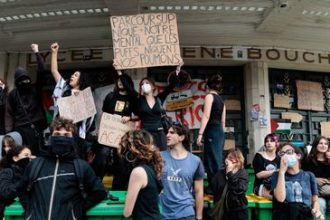 Lycéens blessés au LBD, gazage, arrestations massives... Le maintien de l'ordre est-il adapté à des manifestants mineurs ?
