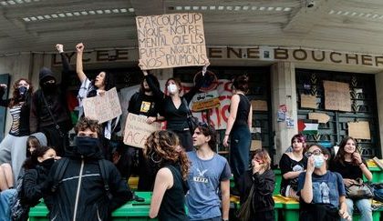 Lycéens blessés au LBD, gazage, arrestations massives... Le maintien de l'ordre est-il adapté à des manifestants mineurs ?