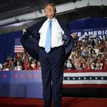 Donald Trump surprend avec un costume "bon marché"