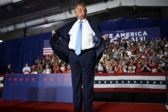 Donald Trump surprend avec un costume "bon marché"