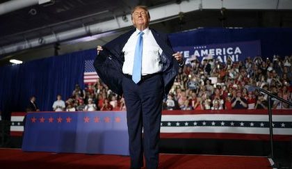 Donald Trump surprend avec un costume "bon marché"