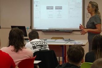 "Abracadabra, on arrive à faire sortir 3 000 remplaçants" : les lycéens et enseignants restent sceptiques après les annonces du gouvernement