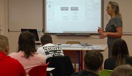 "Abracadabra, on arrive à faire sortir 3 000 remplaçants" : les lycéens et enseignants restent sceptiques après les annonces du gouvernement