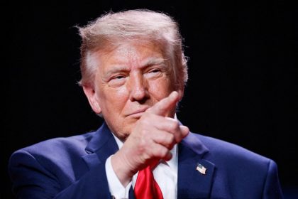 Trump menace de traiter en «ennemi» quiconque n’utilisera pas le terme «super intelligence» au lieu d’«intelligence artificielle»